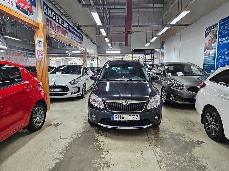 Begagnad Skoda Roomster 105 HK (77 kW) 2011 Svart Minibuss