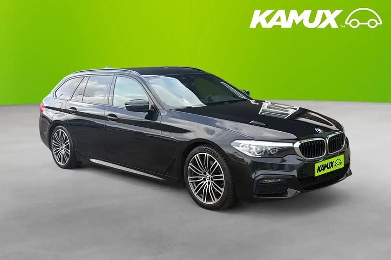 Svart Begagnad 2019 BMW 520 M Sport Kombi | 274 900 kr (Marknadspris) - Bild 1/4