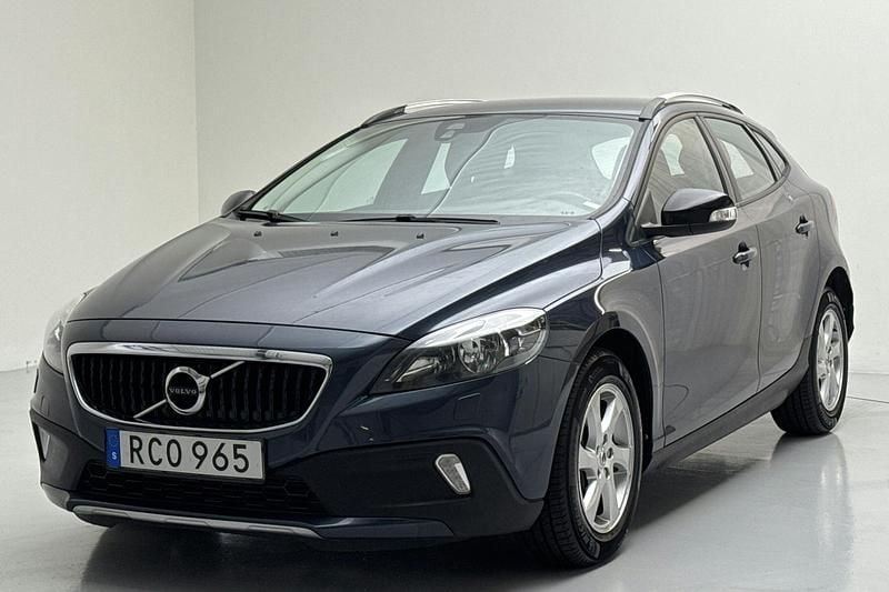 Mörkblå Begagnad 2017 Volvo V40 CC Kombi | 129 900 kr (Superpris) - Bild 1/4