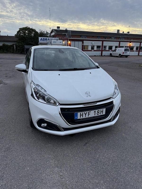 Vit Begagnad 2019 Peugeot 208 Halvkombi | 114 000 kr (Marknadspris) - Bild 1/4