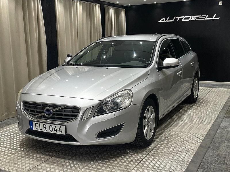 Ljusgrå Begagnad 2012 Volvo V60 Momentum Kombi | 109 900 kr (Lite dyr) - Bild 1/4