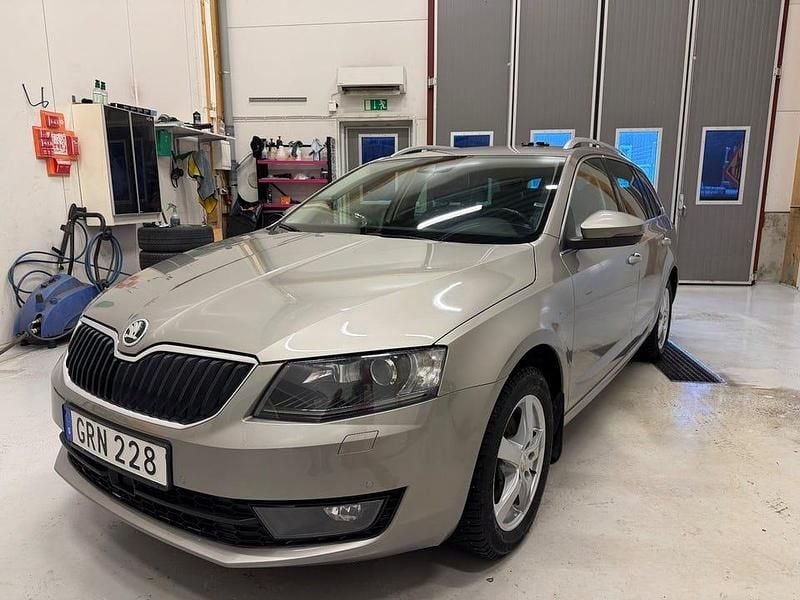 Brun Begagnad 2016 Skoda Octavia Style Kombi | 135 000 kr (Marknadspris) - Bild 1/4