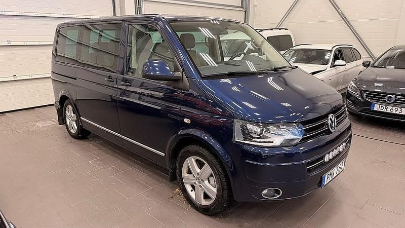 Mörkblå Begagnad 2014 VW Multivan Highline Van | 209 500 kr (Marknadspris) - Bild 1/4