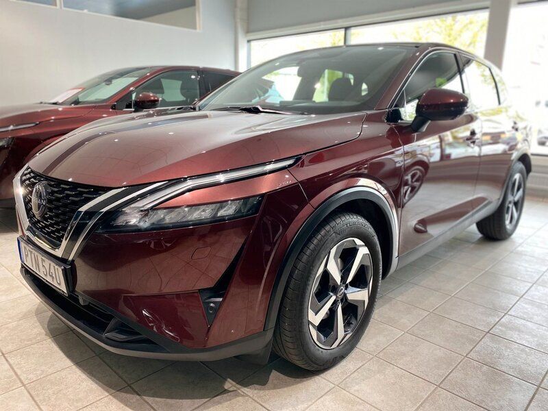 Mörkröd Begagnad 2024 Nissan Qashqai N-Connecta SUV | 359 900 kr (Marknadspris) - Bild 1/4