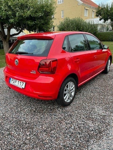 Röd Begagnad 2017 VW Polo Halvkombi | 99 500 kr (Marknadspris) - Bild 1/4