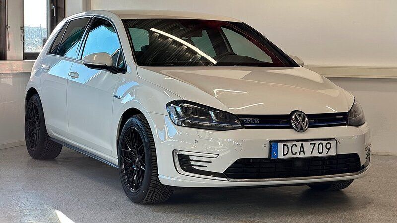 Vit Begagnad 2015 VW Golf VII GTE Halvkombi | 149 900 kr (Marknadspris) - Bild 1/4