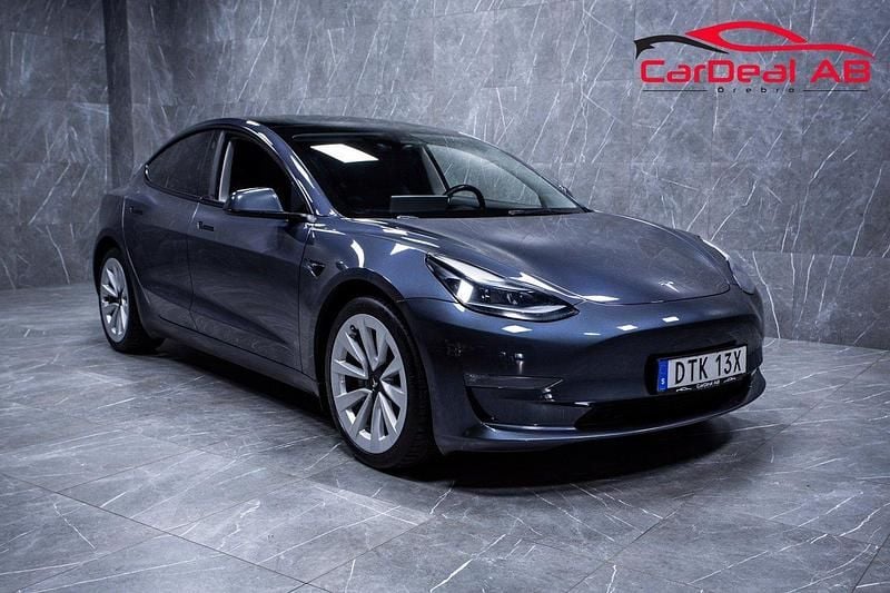 Grå Begagnad 2022 Tesla Model 3 Long Range AWD Sedan | 289 800 kr (Dyr) - Bild 1/4