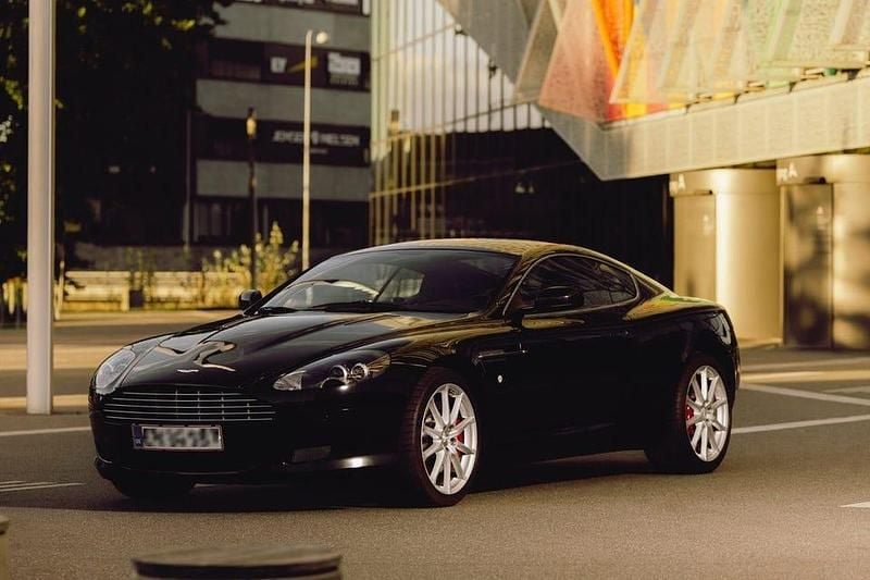 Svart Begagnad 2009 Aston Martin DB9 Sportkupé | 705 000 kr - Bild 1/4