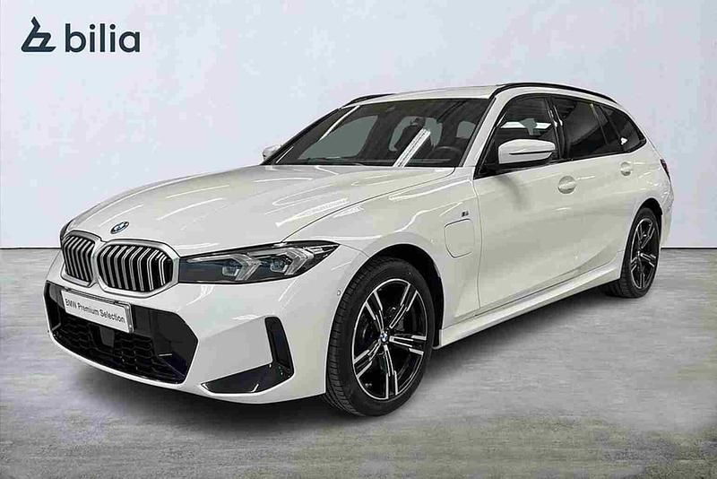 Vit Begagnad 2025 BMW 330e Shadowline Kombi | 498 900 kr - Bild 1/1