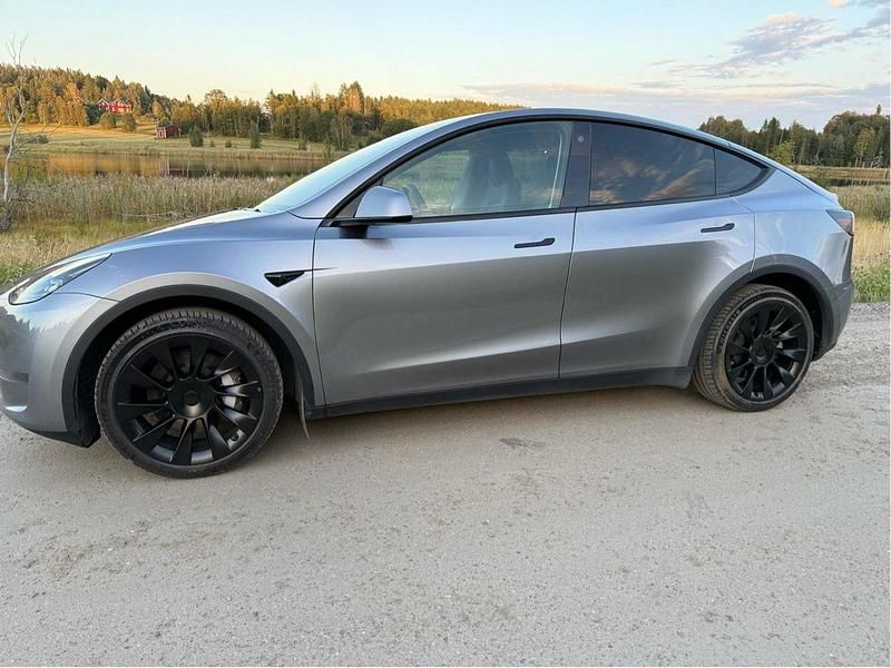 Grå Begagnad 2023 Tesla Model Y Long Range AWD SUV | 427 000 kr - Bild 1/4