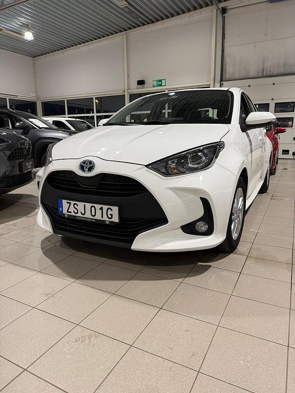 Begagnad Toyota Yaris Hybrid Active 92 HK (67 kW) 2023 Vit Halvkombi