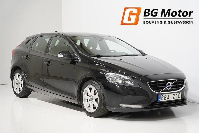 Svart Begagnad 2013 Volvo V40 Kinetic Kombi | 104 900 kr (Marknadspris) - Bild 1/4