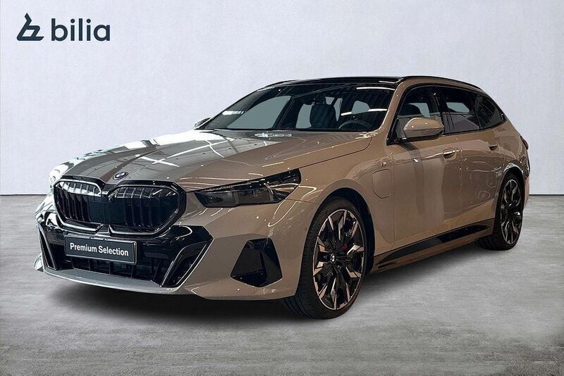 Grå Begagnad 2025 BMW 550e M Sport Kombi | 999 900 kr (Bra pris) - Bild 1/3