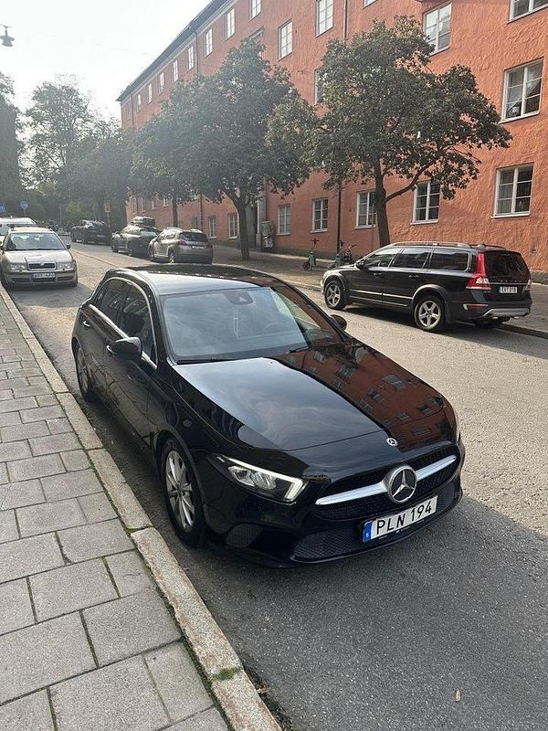 Svart Begagnad 2018 Mercedes A200 Halvkombi | 230 000 kr (Marknadspris) - Bild 1/4