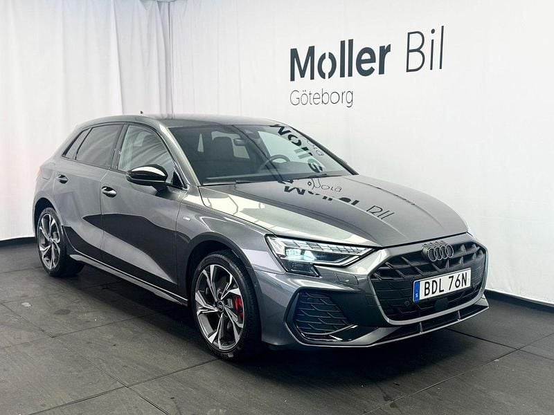 Grå (daytonagrå pärleffekt) Begagnad 2025 Audi A3 e-tron S-Line Halvkombi | 519 900 kr - Bild 1/4
