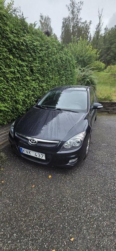 Svart Begagnad 2010 Hyundai i30 Halvkombi | 33 000 kr (Marknadspris) - Bild 1/4