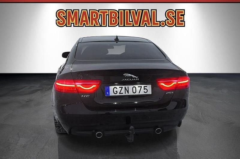 Begagnad Jaguar XE Portfolio 241 HK (177 kW) 2016 Svart Sedan