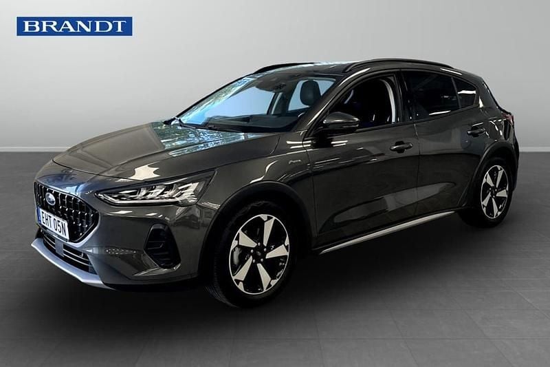 Grå Begagnad 2023 Ford Focus Active Halvkombi | 209 900 kr (Marknadspris) - Bild 1/4