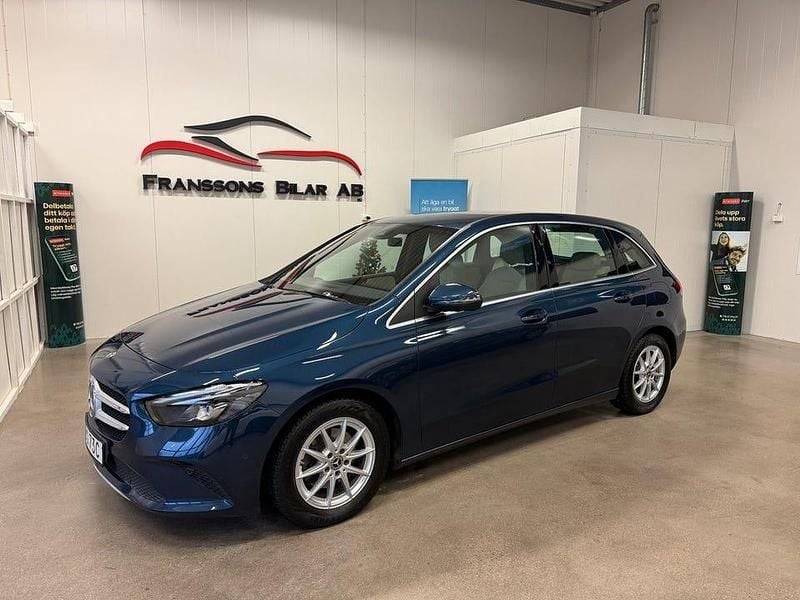 Blå Begagnad 2019 Mercedes B180 Minibuss | 224 900 kr (Marknadspris) - Bild 1/4
