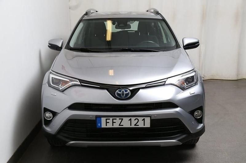 Begagnad Toyota RAV4 Hybrid Active 197 HK (144 kW) 2018 Silver metallic SUV