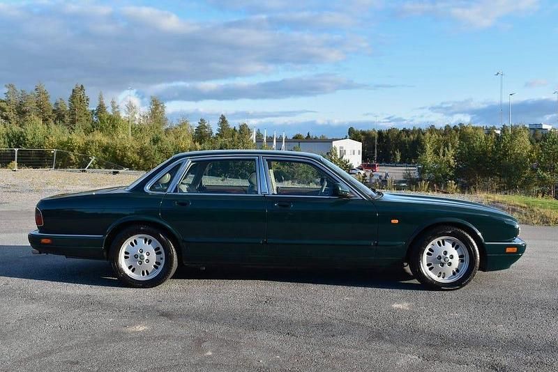 Begagnad Jaguar XJ 241 HK (177 kW) 1995 Mörkgrön Sedan
