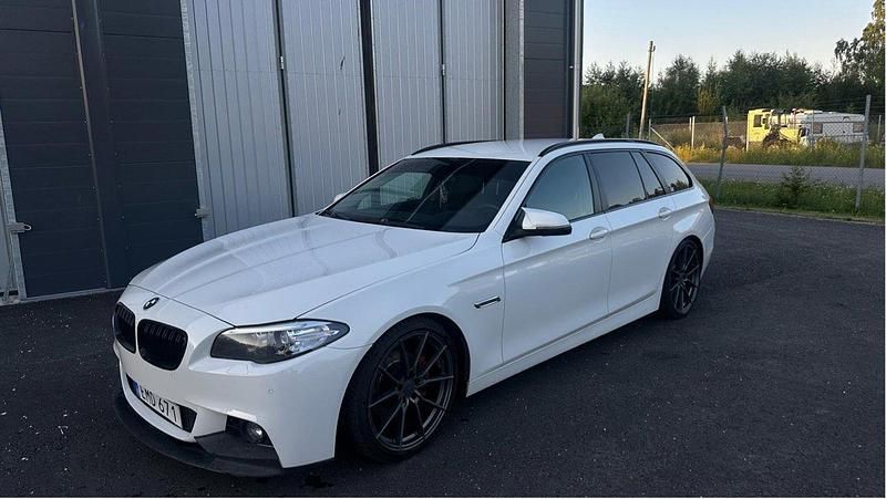 Vit Begagnad 2017 BMW 520 M Sport Kombi | 195 900 kr (Superpris) - Bild 1/4
