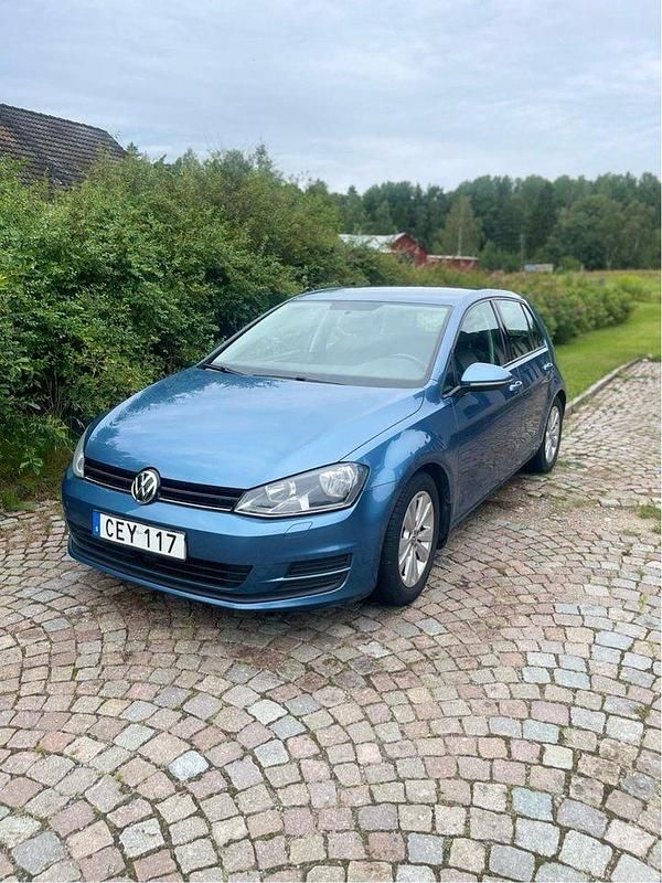 Blå Begagnad 2014 VW Golf VII Halvkombi | 90 000 kr (Bra pris) - Bild 1/4