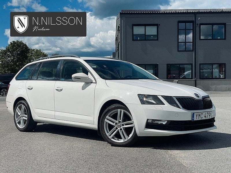 Vit Begagnad 2017 Skoda Octavia Kombi | 129 900 kr (Marknadspris) - Bild 1/4