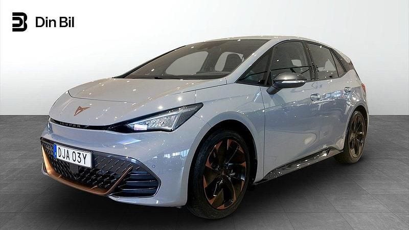 Ljusgrå (vapor grey) Begagnad 2023 Cupra Born Halvkombi | 264 900 kr (Marknadspris) - Bild 1/4