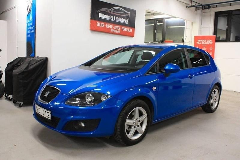 Mörkblå Begagnad 2011 Seat Leon Halvkombi | 60 000 kr (Superpris) - Bild 1/4