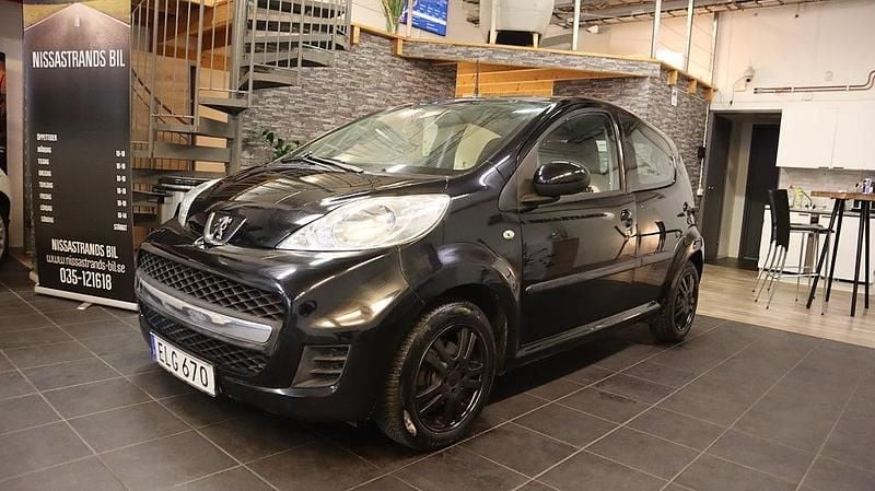 Svart Begagnad 2010 Peugeot 107 Halvkombi | 44 900 kr (Marknadspris) - Bild 1/4