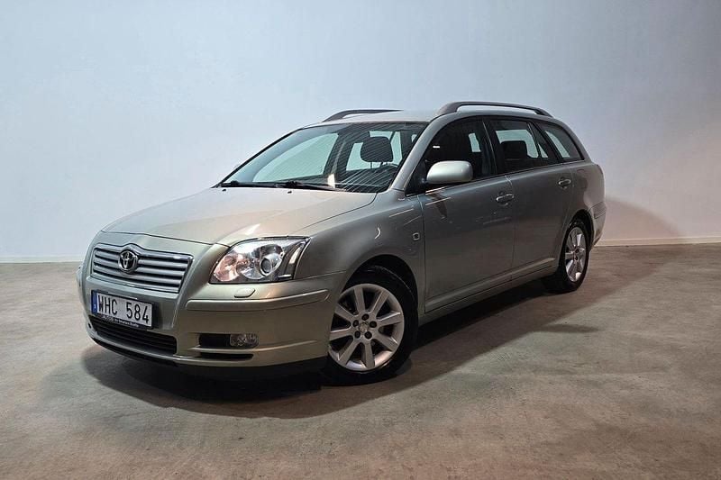 Ljusgrön (grön) Begagnad 2004 Toyota Avensis Kombi | 69 900 kr (Dyr) - Bild 1/4