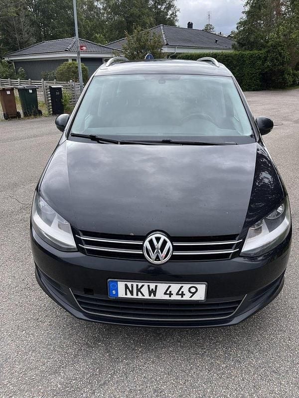 Svart Begagnad 2014 VW Sharan Minibuss | 95 000 kr (Marknadspris) - Bild 1/4