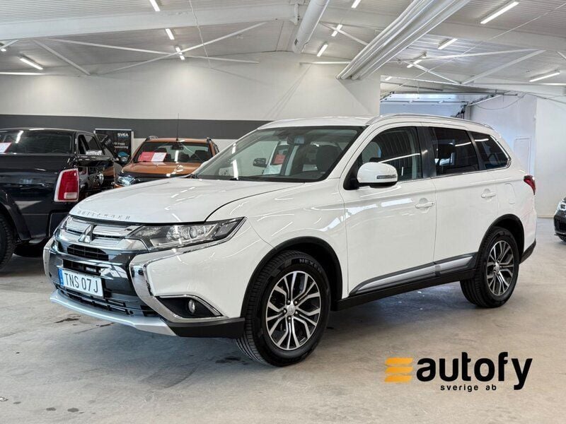 Vit Begagnad 2015 Mitsubishi Outlander SUV | 119 900 kr (Marknadspris) - Bild 1/4