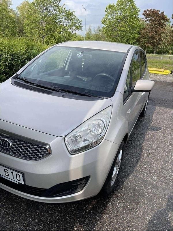 Silver Begagnad 2011 Kia Venga EX Halvkombi | 44 000 kr (Marknadspris) - Bild 1/4