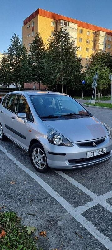 Silver Begagnad 2002 Honda Jazz Halvkombi | 22 000 kr (Superpris) - Bild 1/4