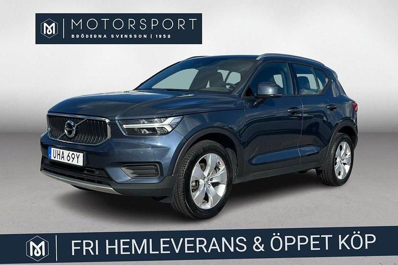 Mörkblå (blå) Begagnad 2022 Volvo XC40 Momentum SUV | 274 900 kr (Lite dyr) - Bild 1/3
