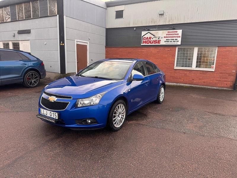 Blå Begagnad 2010 Chevrolet Cruze Sedan | 60 900 kr (Marknadspris) - Bild 1/4