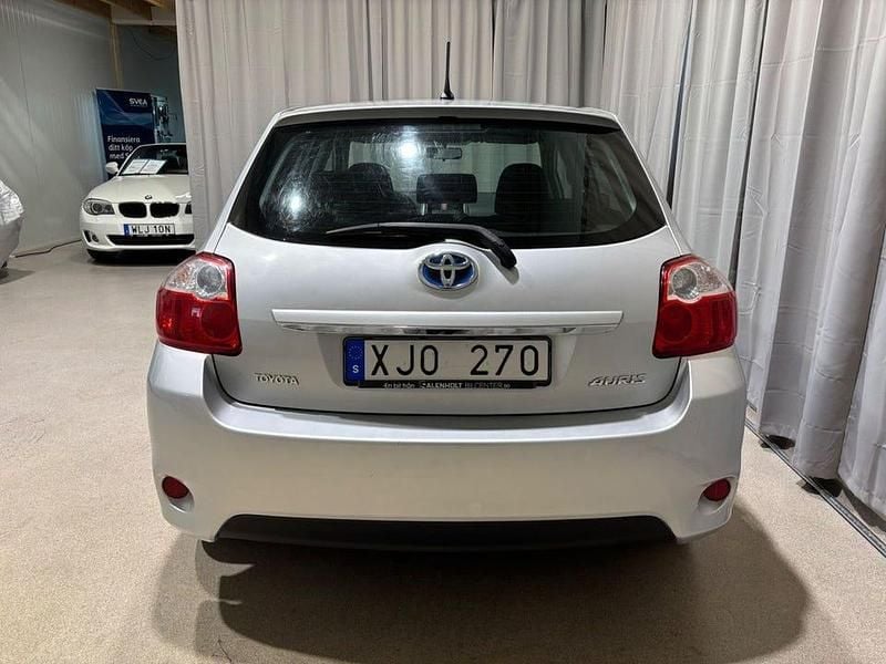 Begagnad Toyota Auris Plus 90 HK (66 kW) 2010 Silver Halvkombi