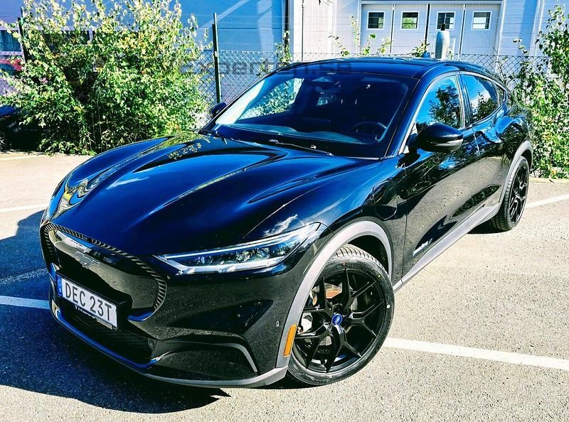 Svart Begagnad 2021 Ford Mustang Mach-E SUV | 297 000 kr (Bra pris) - Bild 1/4