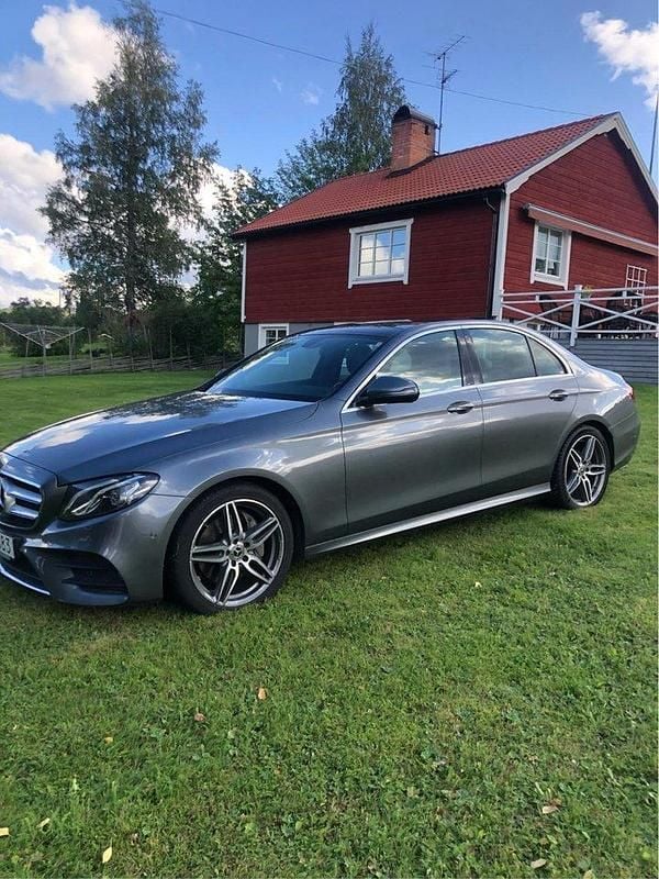 Grå Begagnad 2018 Mercedes E220 AMG line Sedan | 292 000 kr (Superpris) - Bild 1/4