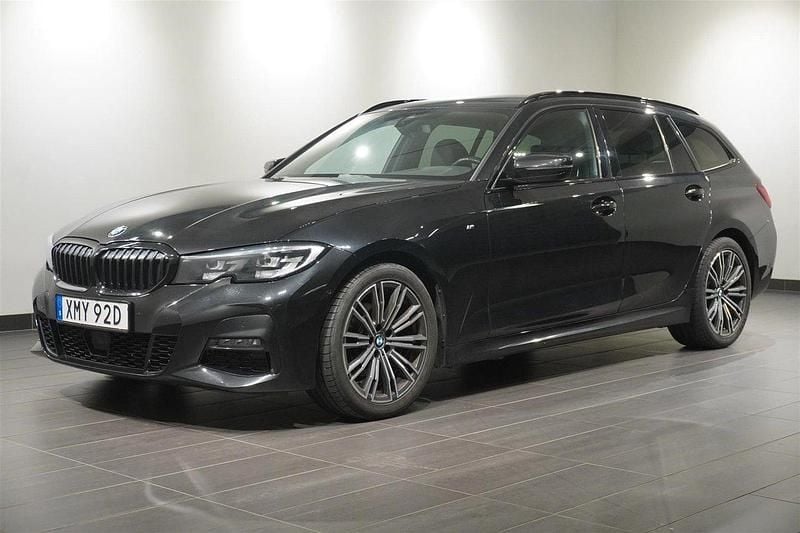 Svart Begagnad 2021 BMW 320 M Sport Kombi | 299 900 kr (Marknadspris) - Bild 1/2
