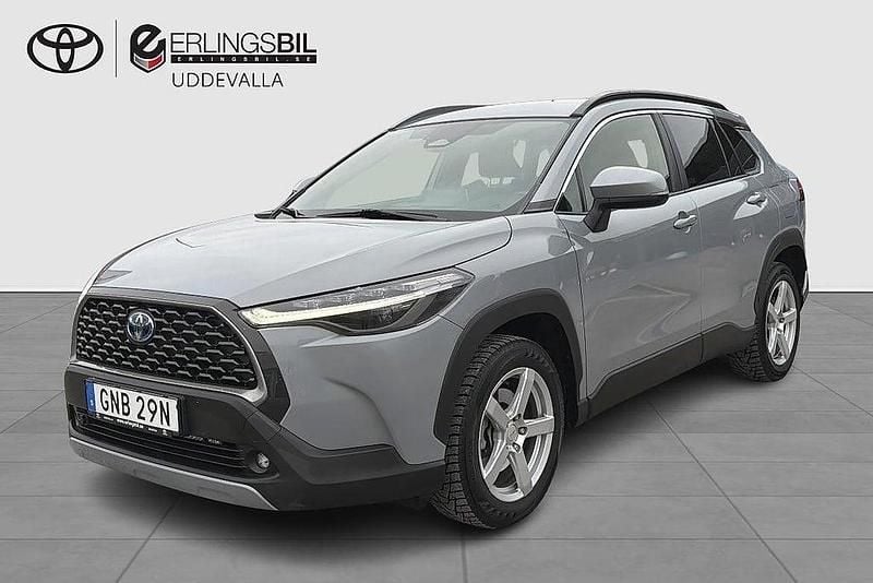 Grå Begagnad 2023 Toyota Corolla Cross Style SUV | 349 900 kr (Marknadspris) - Bild 1/3