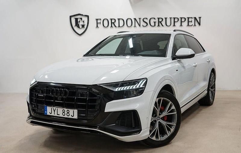 Vit Begagnad 2020 Audi Q8 S-Line SUV | 699 800 kr (Lite dyr) - Bild 1/4