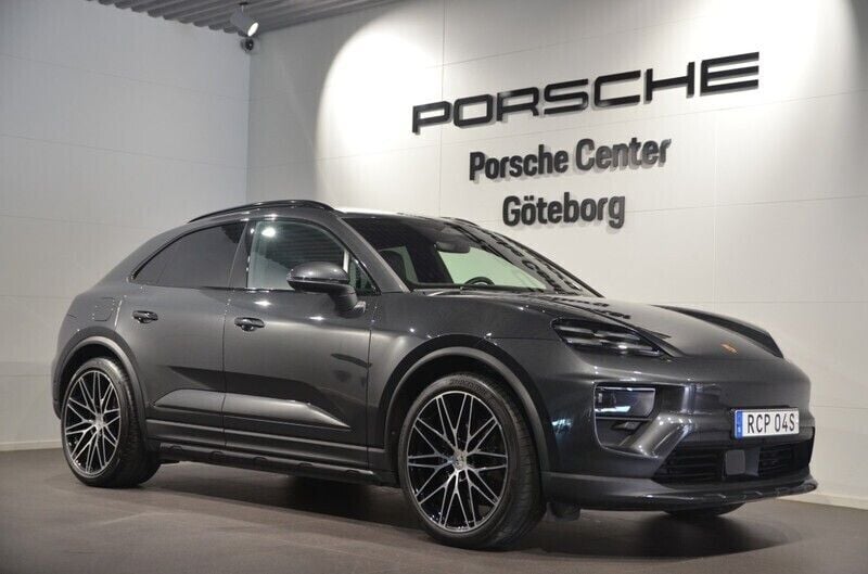 Grå (grey) Begagnad 2024 Porsche Macan SUV | 1 099 000 kr (Dyr) - Bild 1/4