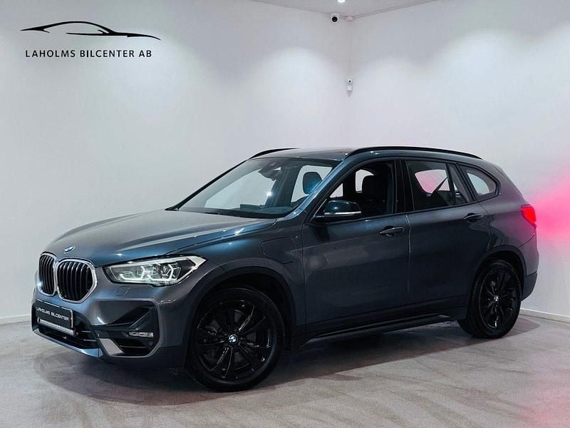 Grå Begagnad 2022 BMW X1 Sport Line SUV | 234 900 kr (Marknadspris) - Bild 1/4