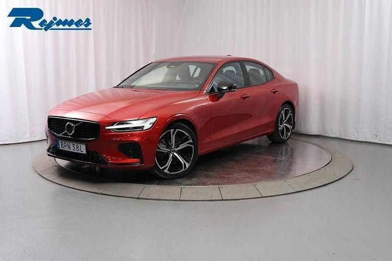 Fusion red metallic Begagnad 2023 Volvo S60 Plus Sedan | 479 900 kr - Bild 1/4