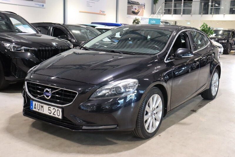 Svart Begagnad 2013 Volvo V40 Summum Kombi | 94 900 kr (Marknadspris) - Bild 1/4
