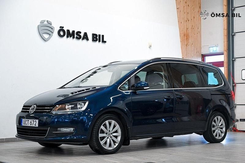 Mörkblå Begagnad 2017 VW Sharan GT Minibuss | 189 800 kr (Bra pris) - Bild 1/4