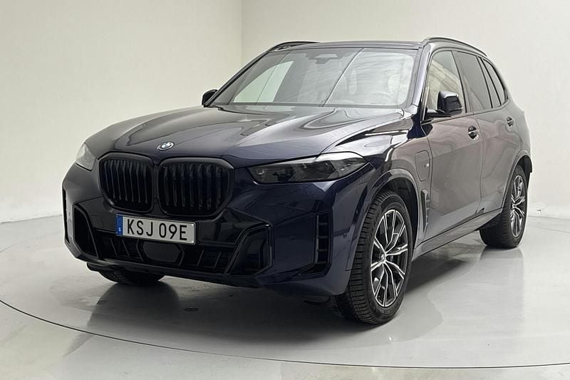 Blå Begagnad 2024 BMW X5 Comfort Edition SUV | 830 000 kr (Superpris) - Bild 1/4